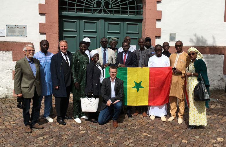 Gruppenfoto der Delegation aus dem Senegal mit senegalesischer Flagge